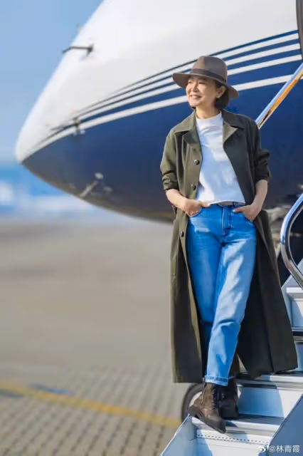 林青霞乘私人飛機炫富,穿風衣+牛仔褲+馬丁靴,69歲美出新高度