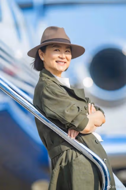 林青霞乘私人飛機炫富,穿風衣+牛仔褲+馬丁靴,69歲美出新高度