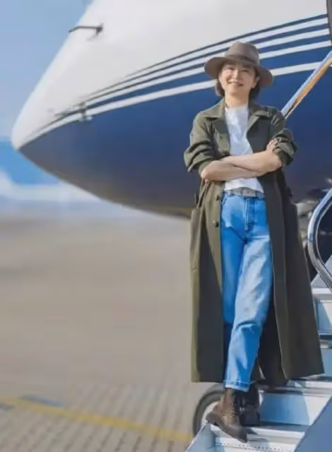 林青霞乘私人飛機炫富,穿風衣+牛仔褲+馬丁靴,69歲美出新高度
