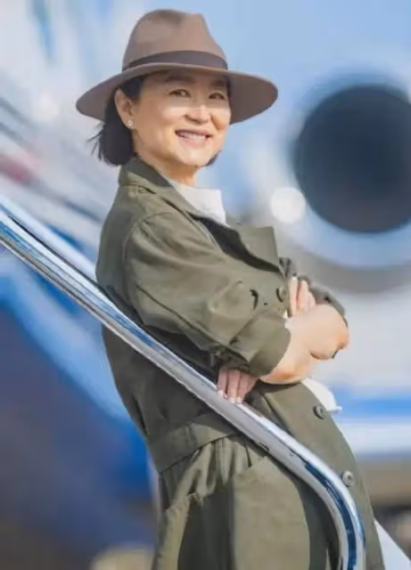 林青霞乘私人飛機炫富,穿風衣+牛仔褲+馬丁靴,69歲美出新高度