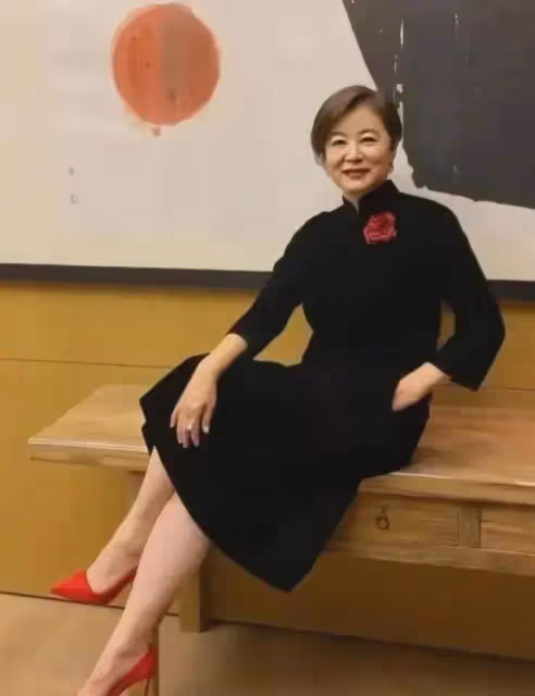 林青霞乘私人飛機炫富,穿風衣+牛仔褲+馬丁靴,69歲美出新高度