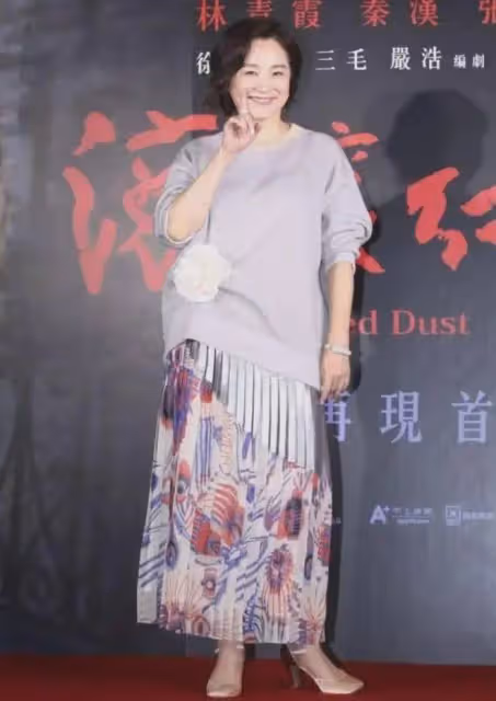 林青霞乘私人飛機炫富,穿風衣+牛仔褲+馬丁靴,69歲美出新高度