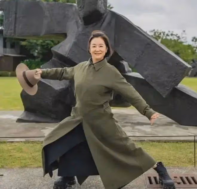 林青霞乘私人飛機炫富,穿風衣+牛仔褲+馬丁靴,69歲美出新高度