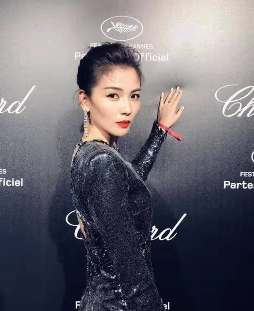 劉濤也走性感路線了嗎?穿緊身衣勒出事業胸,太性感!