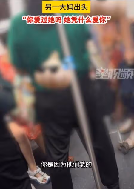 大媽在地鐵上要求女孩讓座,被路人怒懟後躺地大哭,網友熱議