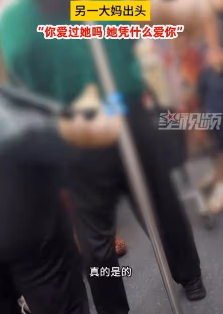 大媽在地鐵上要求女孩讓座,被路人怒懟後躺地大哭,網友熱議