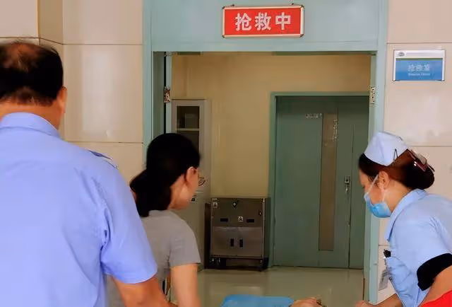 2020年重慶姐弟墜亡,生父曾與女友密謀9個月,聊天記錄引出真相