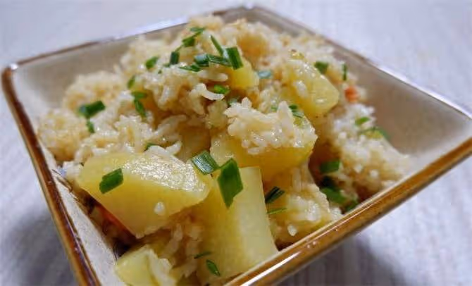 電飯鍋飯菜,好吃的土豆燜飯,飯菜一鍋出,濃香微咸,比煲仔飯香