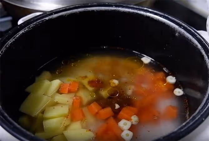 電飯鍋飯菜,好吃的土豆燜飯,飯菜一鍋出,濃香微咸,比煲仔飯香