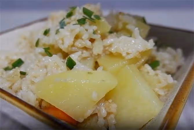 電飯鍋飯菜,好吃的土豆燜飯,飯菜一鍋出,濃香微咸,比煲仔飯香