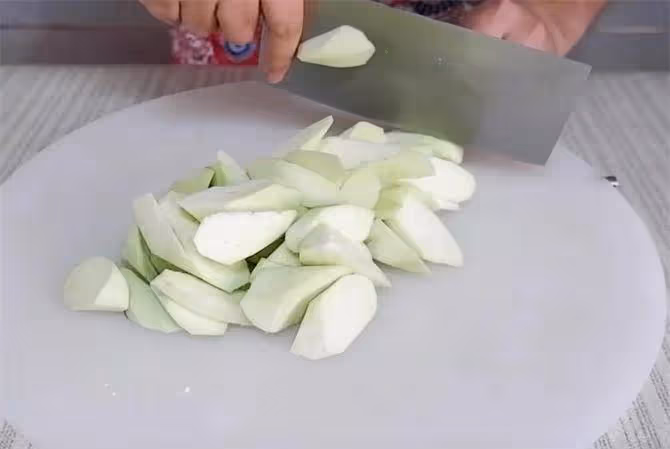 半塊豆腐兩根茄子,這樣做出來真不錯,茄子軟爛豆腐入味,收藏了