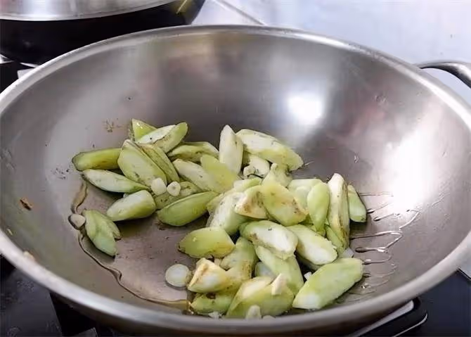 半塊豆腐兩根茄子,這樣做出來真不錯,茄子軟爛豆腐入味,收藏了