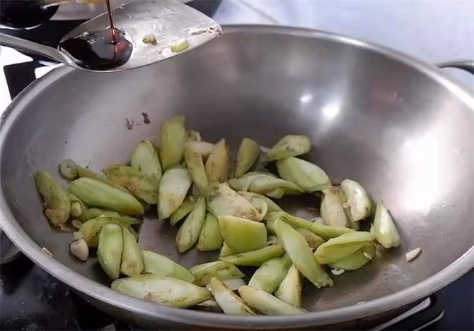 半塊豆腐兩根茄子,這樣做出來真不錯,茄子軟爛豆腐入味,收藏了