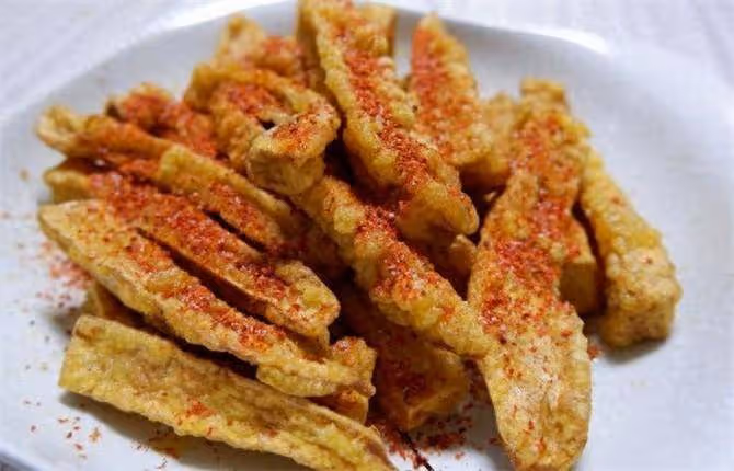 杏鮑菇這樣做,咸香微辣,外酥里嫩,比炒著吃過癮,先收藏起來