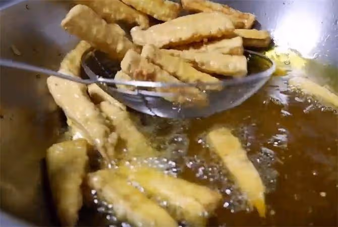 杏鮑菇這樣做,咸香微辣,外酥里嫩,比炒著吃過癮,先收藏起來