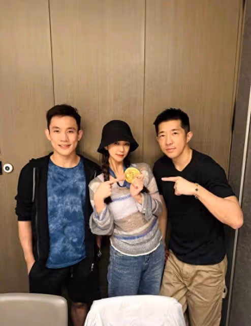 薛凱琪曬與楊昊合照,金牌魅力讓她愛不釋手,網友直呼太羨慕!