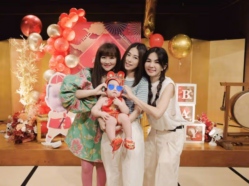 Selina髮長文紀念S.H.E出道23周年,曬三人抱小腰果合照