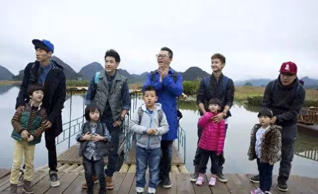 爸爸去哪綜藝回歸,石頭比爸爸郭濤還高,男子漢氣場足,森碟很美