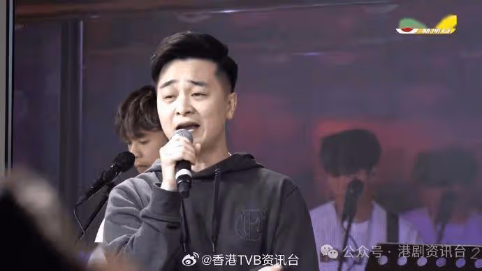 譚輝智生日會狄波拉老公「踩場」表情成焦點!胞妹激罕現身仙氣不遜色過阿嫂