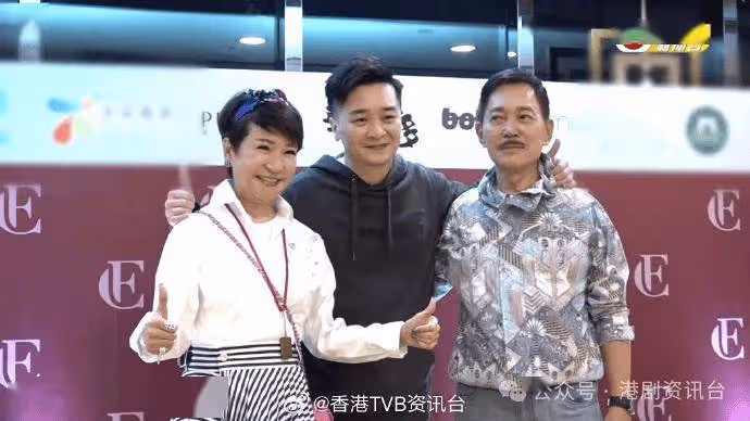 譚輝智生日會狄波拉老公「踩場」表情成焦點!胞妹激罕現身仙氣不遜色過阿嫂