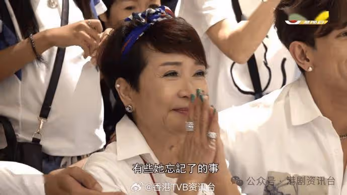 譚輝智生日會狄波拉老公「踩場」表情成焦點!胞妹激罕現身仙氣不遜色過阿嫂