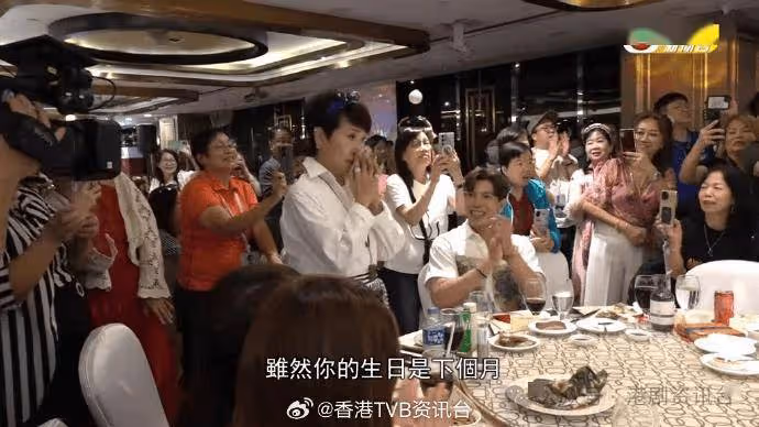 譚輝智生日會狄波拉老公「踩場」表情成焦點!胞妹激罕現身仙氣不遜色過阿嫂