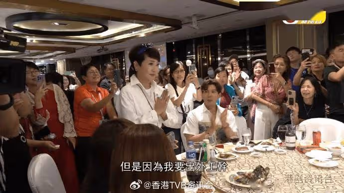 譚輝智生日會狄波拉老公「踩場」表情成焦點!胞妹激罕現身仙氣不遜色過阿嫂