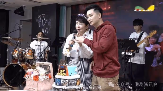 譚輝智生日會狄波拉老公「踩場」表情成焦點!胞妹激罕現身仙氣不遜色過阿嫂