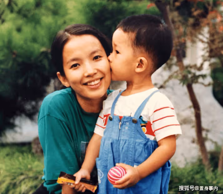 霍凡:被丈夫張豐毅寵溺,結婚29年無兒女,用愛溫暖了繼子