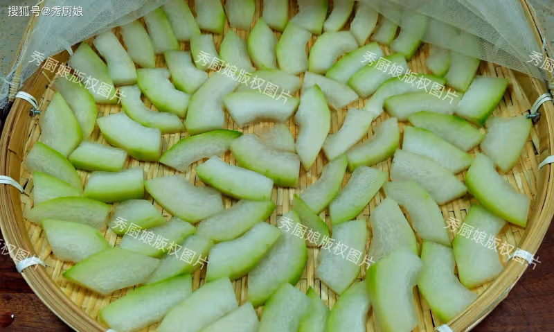 秋天遇到這菜別手軟,買20斤曬乾,比新鮮的還好吃,冬天燉肉超香