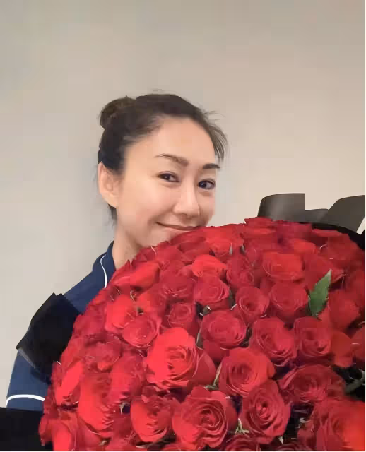 胡定欣單身8年,43歲生日半夜被敲門送玫瑰,曾與視帝相戀兩年