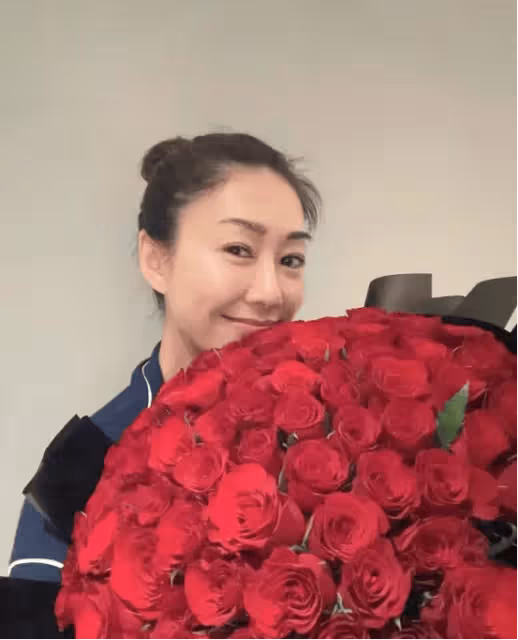 TVB視後單身8年,43歲生日半夜被敲門送百朵玫瑰,曾與視帝相戀兩年