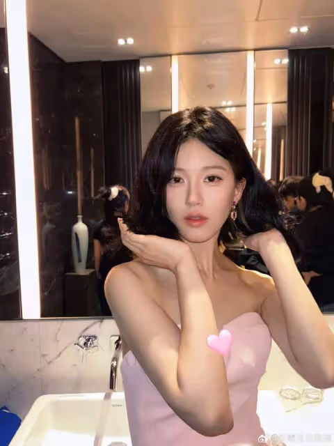 趙露思穿粉色抹胸裙露出事業線!膚白貌美性感撩人