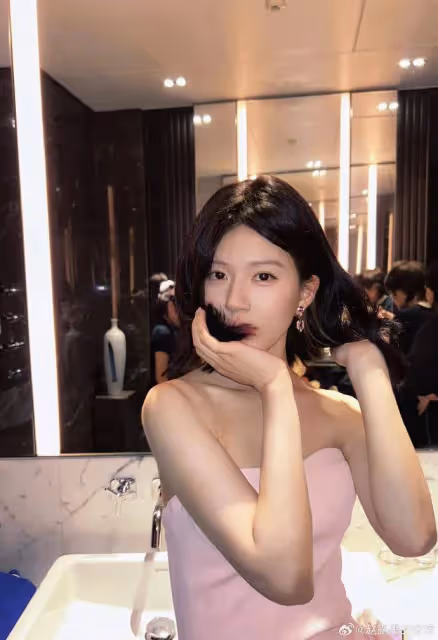 趙露思穿粉色抹胸裙露出事業線!膚白貌美性感撩人