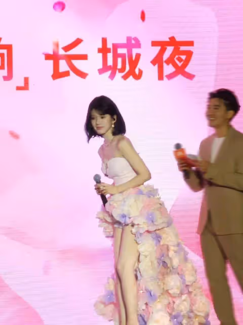 趙露思穿粉色抹胸裙露出事業線!膚白貌美性感撩人