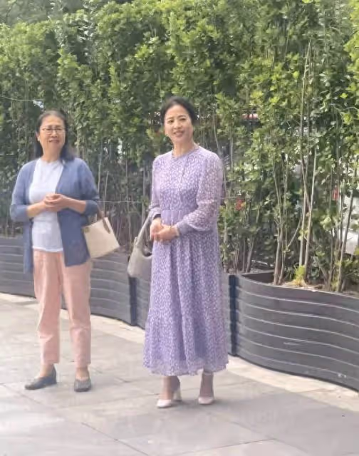 偶遇劉亦菲65歲「凍齡」母親,紫裙飄逸盡顯年輕態,網友:歲月不敗美人!
