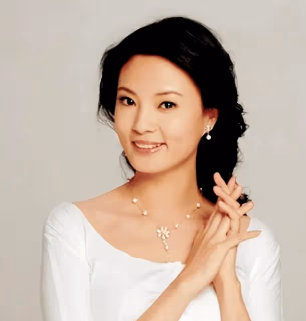 央視最苦命女主持，丈夫詐騙入獄，男友被判死緩，至今47歲無人娶