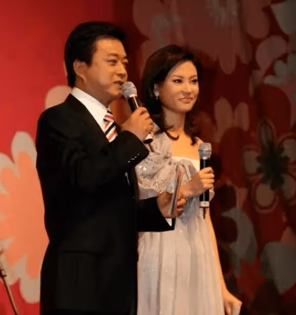 央視最苦命女主持，丈夫詐騙入獄，男友被判死緩，至今47歲無人娶