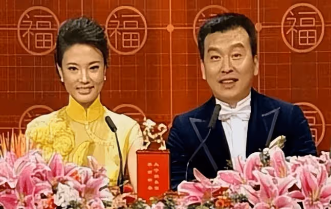 央視最苦命女主持，丈夫詐騙入獄，男友被判死緩，至今47歲無人娶