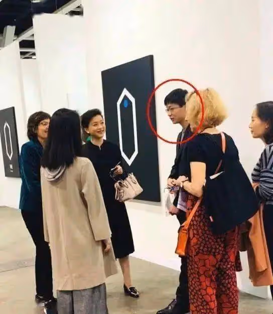 楊瀾曬兒子合影,五官清秀鼻子又高又挺,不僅帥氣還隨了姥姥有書生氣質