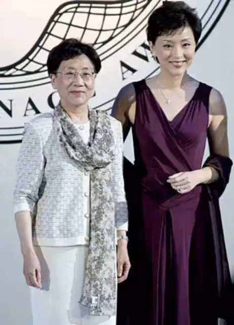 楊瀾曬兒子合影,五官清秀鼻子又高又挺,不僅帥氣還隨了姥姥有書生氣質