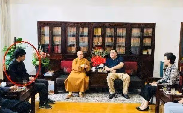 楊瀾曬兒子合影,五官清秀鼻子又高又挺,不僅帥氣還隨了姥姥有書生氣質