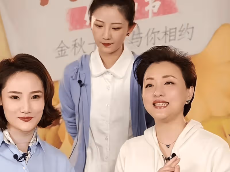 楊瀾曬兒子合影,五官清秀鼻子又高又挺,不僅帥氣還隨了姥姥有書生氣質