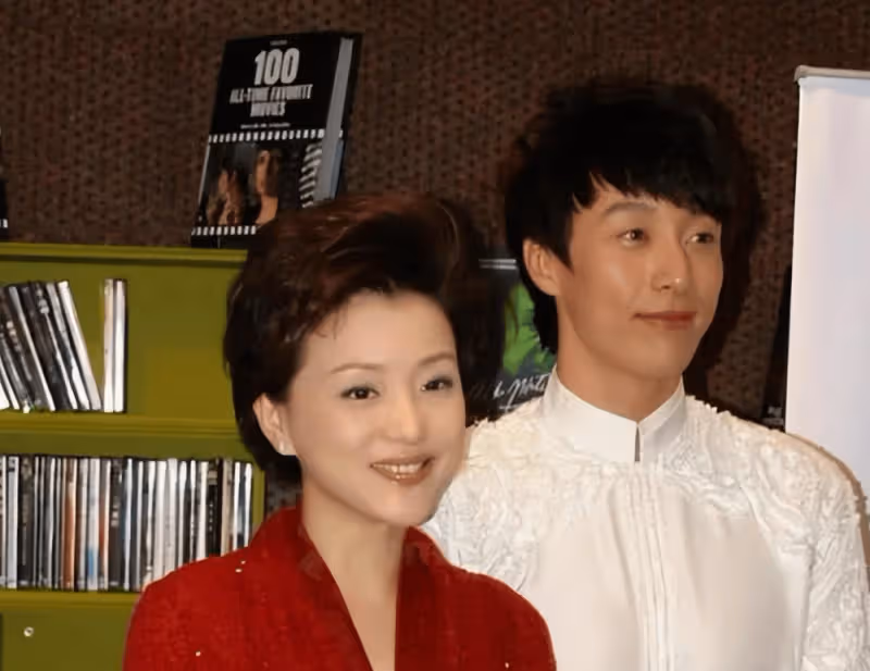 楊瀾曬兒子合影,五官清秀鼻子又高又挺,不僅帥氣還隨了姥姥有書生氣質