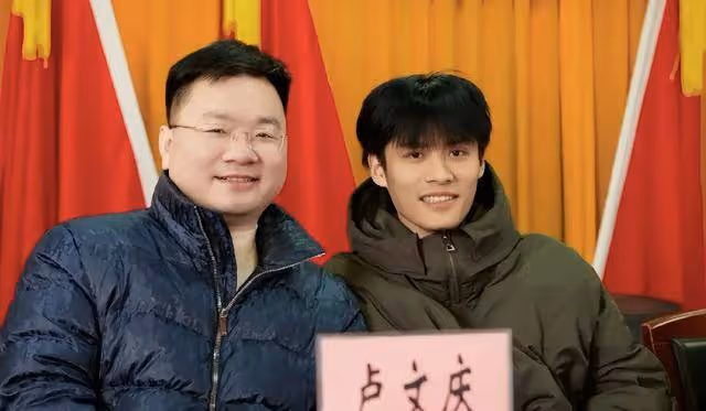 被辛巴爆料,品牌方陸續取消合作,小楊哥淚灑直播間卻仍不忘帶貨