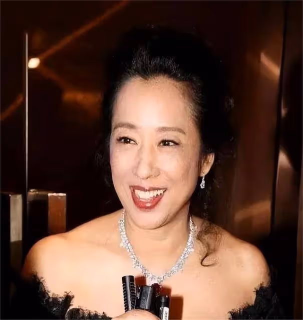 拋棄霍震霆,二婚當日丈夫給她幾十億,富豪收割機朱玲玲現形記