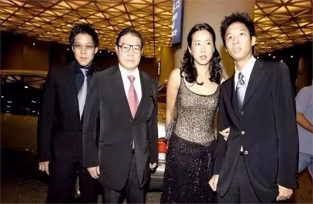 拋棄霍震霆,二婚當日丈夫給她幾十億,富豪收割機朱玲玲現形記