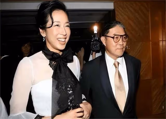 拋棄霍震霆,二婚當日丈夫給她幾十億,富豪收割機朱玲玲現形記