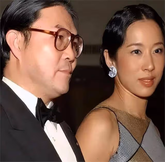 拋棄霍震霆,二婚當日丈夫給她幾十億,富豪收割機朱玲玲現形記