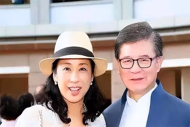 拋棄霍震霆,二婚當日丈夫給她幾十億,富豪收割機朱玲玲現形記